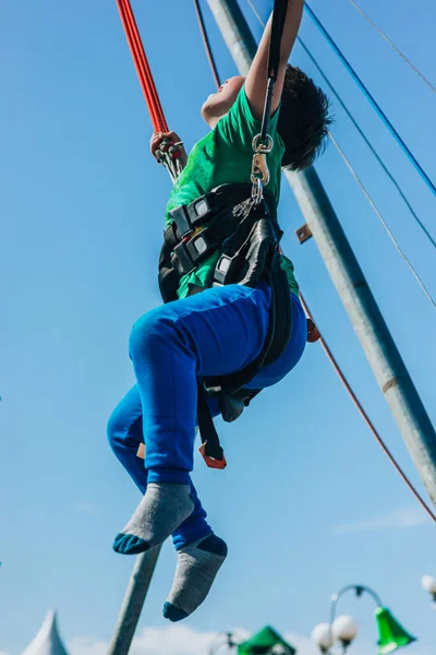 Küçük Neşeli Çocuk Bungee Trambolinde Oynuyor Eğleniyor — Stok fotoğraf