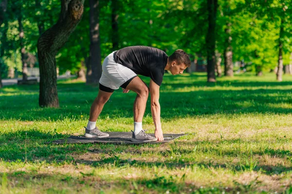 Atractivo Joven Caucásico Estirándose Haciendo Ejercicios Yoga Sobre Hierba Verde —  Fotos de Stock