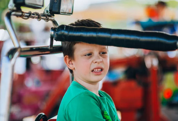 Wesoły Szczęśliwy Dzieciak Jeżdżący Zabawkowym Pojazdem Parku Rozrywki — Zdjęcie stockowe