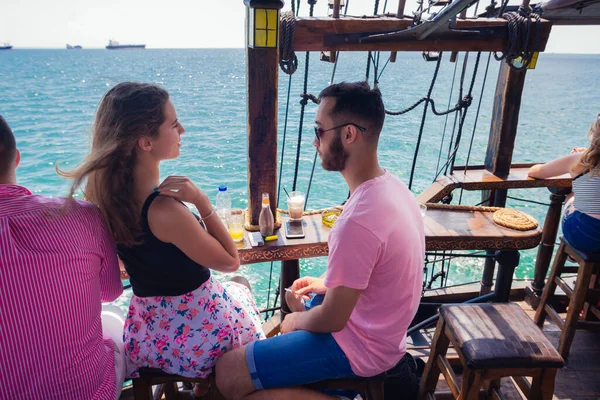 Jeune Couple Amoureux Boire Café Sur Bateau Profiter Mer — Photo