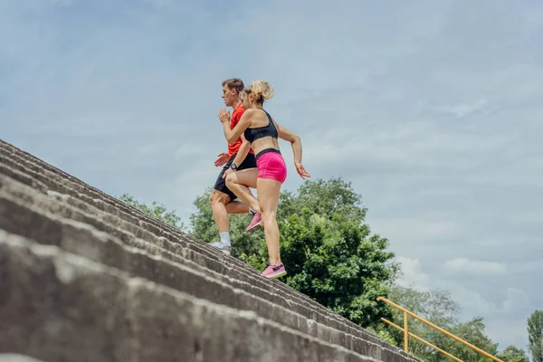 Gezond Actief Stel Dat Cardio Sprinttrap Traint Een Park — Stockfoto