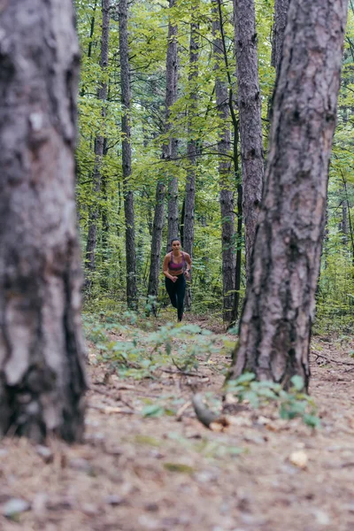 Jong Kaukasisch Meisje Joggen Het Bos Gezien Van Verre — Stockfoto