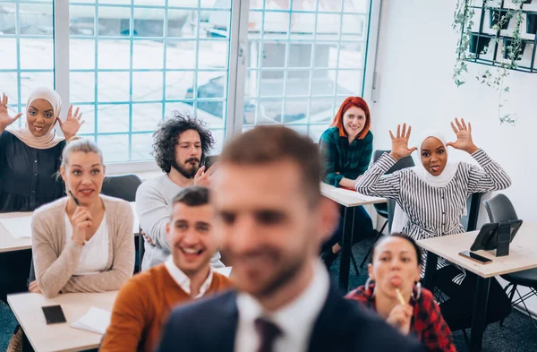 Tiro Jóvenes Raza Mixta Sentados Una Mesa Divirtiéndose Oficina —  Fotos de Stock