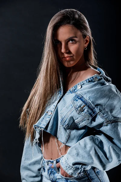 Retrato Uma Bela Menina Elegante Vestindo Jeans Rasgado Azul Casaco — Fotografia de Stock