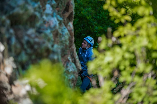 Der Mensch Überwindet Eine Schwierige Kletterroute Ein Bergsteiger Auf Einem — Stockfoto