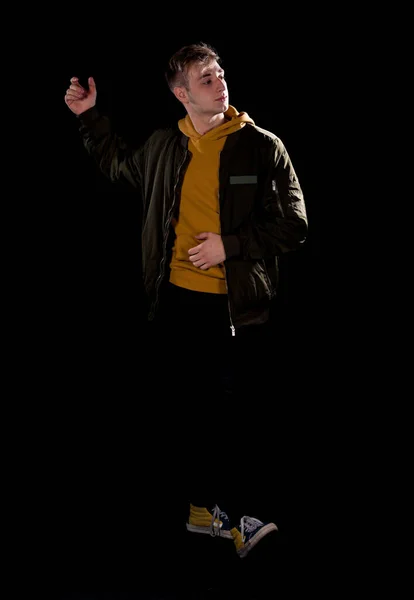 매력적 스타일의 남자가 배경에 고립된 평상복 차림으로 포즈를 취한다 — 스톡 사진