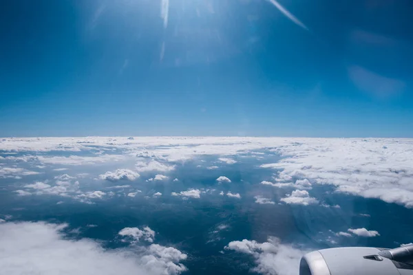 透过飞机窗户从云彩上俯瞰的壮丽景色 — 图库照片