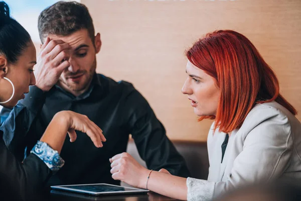 Modernt Affärsteam Som Använder Surfplatta Ett Möte Caféet — Stockfoto