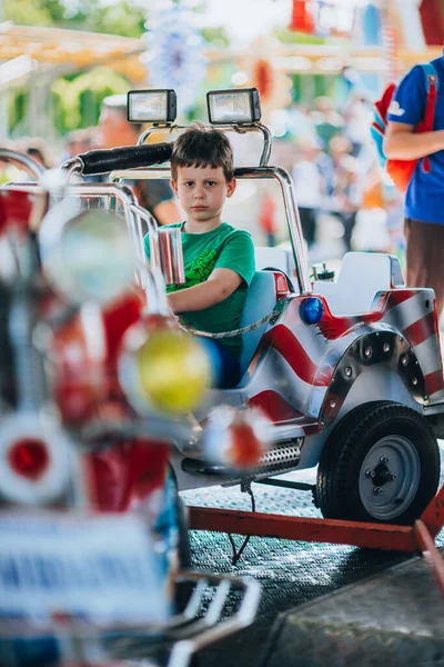 Menino Bonito Divertindo Nos Passeios Diversão Parque Temático Local — Fotografia de Stock