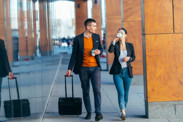 Pareja Negocios Colegas Caminando Largo Futurista Estación Moderna Aeropuerto Mientras — Foto de Stock