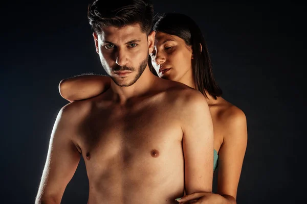 Estudio Fotografía Moda Chico Guapo Sin Camisa Con Una Chica — Foto de Stock