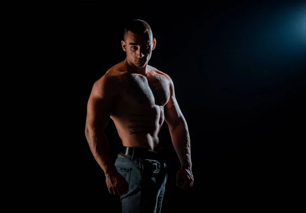 Muscular Super Alto Nível Bonito Homem Posando Estúdio Isolado Fundo — Fotografia de Stock