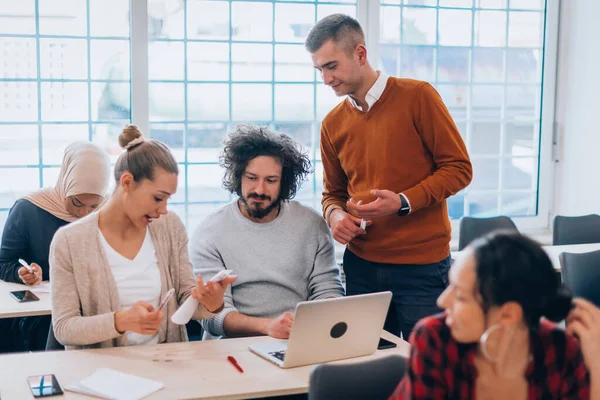 Grupo Multi Étnico Jovens Tendo Uma Sessão Brainstorming — Fotografia de Stock