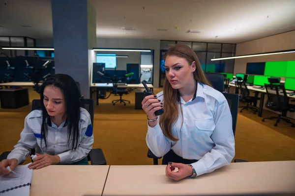 Vrouwelijke Bewakers Die Aan Computers Werken Terwijl Controlekamer Zitten — Stockfoto