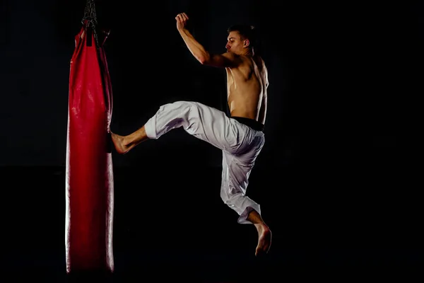 Entrenamiento Boxeador Profesional Gimnasio Practicando Patadas Golpes Aislados Sobre Fondo — Foto de Stock