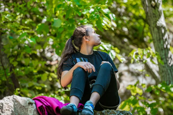 Portret Pięknej Młodej Kobiety Czarnej Sukience Tle Letniego Parku — Zdjęcie stockowe