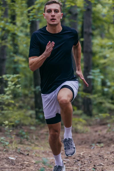 Close Foto Van Een Knappe Jogger Joggen Het Bos — Stockfoto