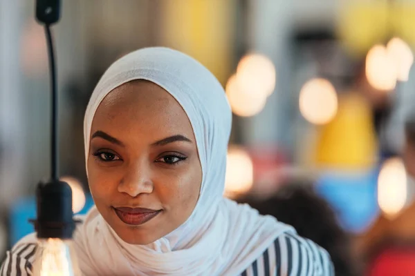 Sentimentales Porträt Einer Jungen Afroamerikanischen Muslimin Mit Hijab Und Glühbirne — Stockfoto