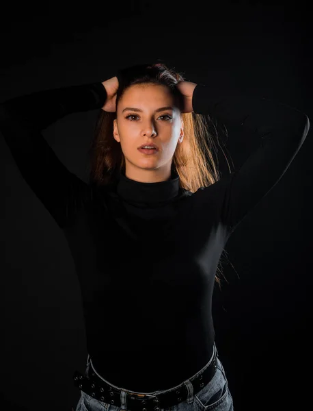 Studiokörperaufnahme Eines Weiblichen Modells Das Moderner Kleidung Posiert — Stockfoto