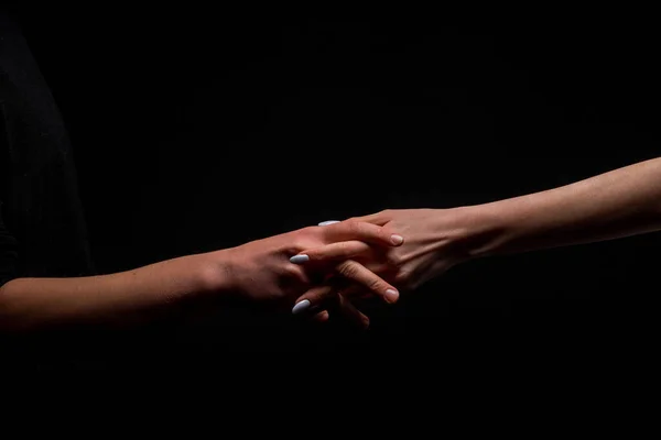 Руки Мужчины Женщины Сцеплены Пальцами — стоковое фото