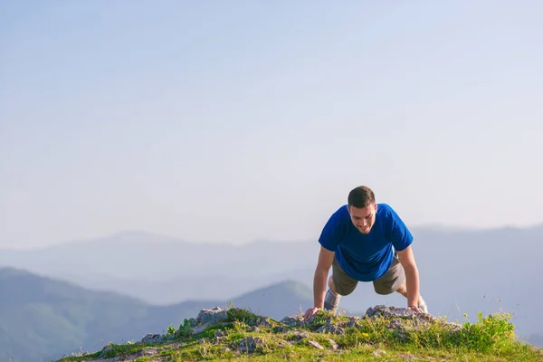 适合男性运动员在悬崖边做俯卧撑 同时欣赏迷人的风景 — 图库照片