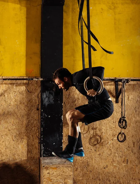 Αθλητής Εκτελεί Δύσκολη Άσκηση Αθλητική Γυμναστική Ring Βουτιά Σταυρωτή Άσκηση — Φωτογραφία Αρχείου