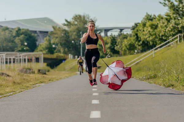 Sportswoman Formare Parc Funcționare Parașută Rezistență Legat Spatele — Fotografie, imagine de stoc