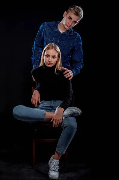Portrait Beau Jeune Couple Vêtu Vêtements Élégants — Photo