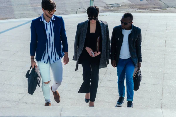 Jóvenes Multiétnicos Modernos Ropa Formal Discutiendo Negocios Mientras Caminan Fuera — Foto de Stock