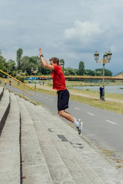 Zijaanzicht Foto Van Een Actieve Mannelijke Atleet Springen Trap Outdoor — Stockfoto