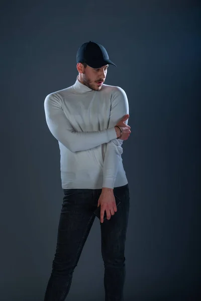 Modelo Masculino Com Chapéu Preto Posando Estúdio Usando Blusa Branca — Fotografia de Stock