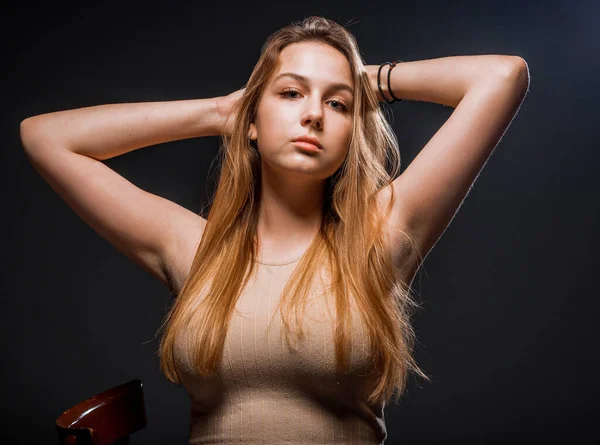 Studio Body Shot Una Atractiva Mujer Posando Con Ropa Elegante — Foto de Stock