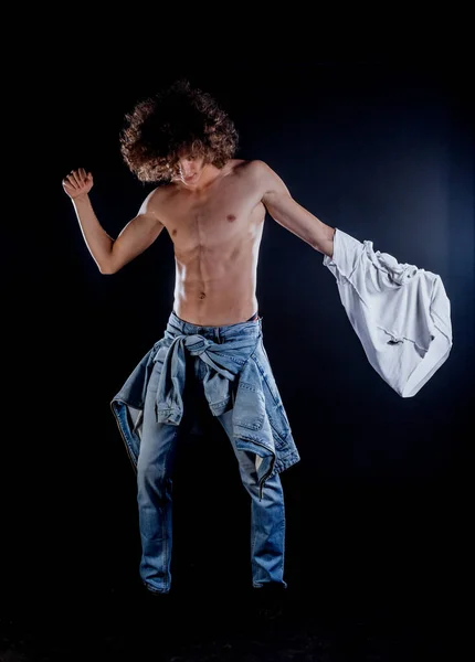 Aantrekkelijke Jonge Stijlvolle Man Poseren Blauwe Jeans Geïsoleerd Zwarte Achtergrond — Stockfoto