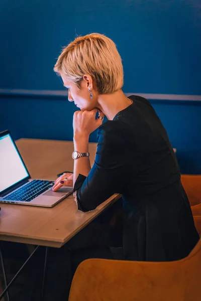 Vista Lateral Una Hermosa Mujer Negocios Rubia Trabajando Portátil Mientras —  Fotos de Stock