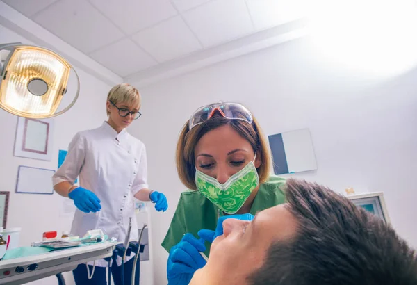 Jovem Garoto Paciente Está Sentado Cadeira Dentista Uma Dentista Feminina — Fotografia de Stock