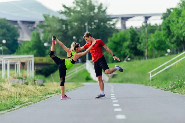 Pareja Joven Calentándose Estirándose Juntos Parque Antes Correr — Foto de Stock