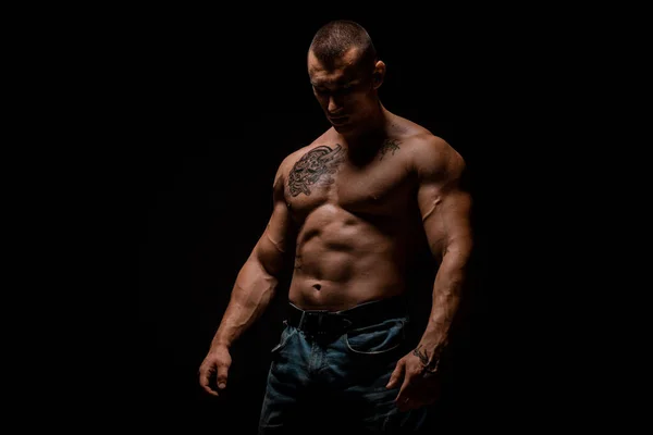 筋肉やフィットボディビルダーフィットネス男性モデルは黒の背景の上にポーズ — ストック写真