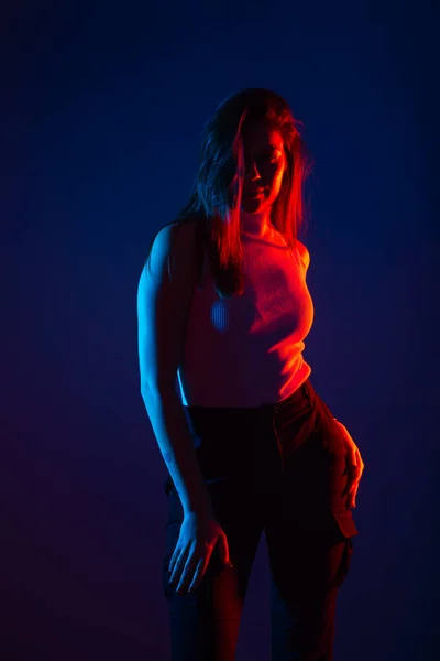 Kvinna Modell Poserar Studio Med Röda Och Blå Färger Vid — Stockfoto
