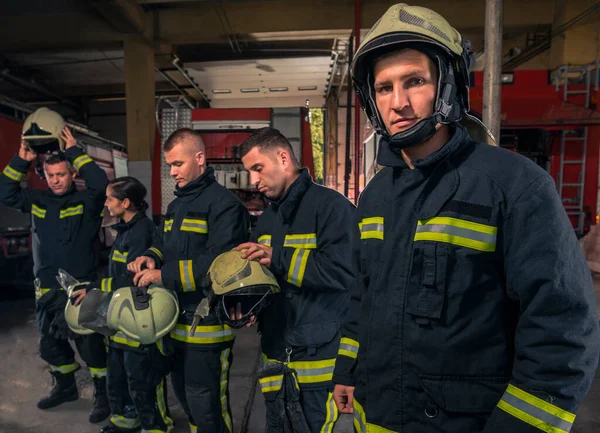 Bomberos Preparándose Para Servicio Emergencia Bomberos Poniéndose Guantes —  Fotos de Stock