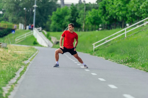 Knappe Jongeman Die Zich Uitrekt Opwarmt Voor Ochtendtraining Het Park — Stockfoto