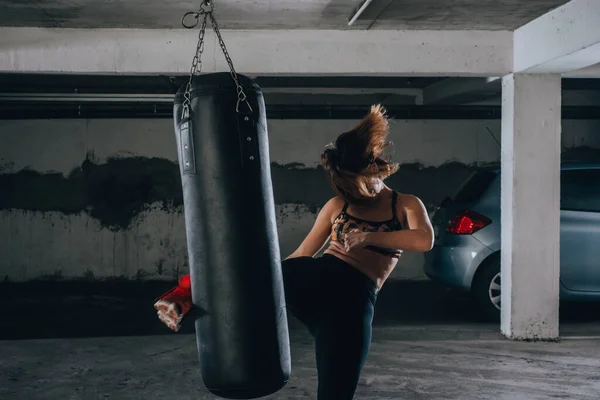 Joven Deportista Haciendo Patada Alta Durante Ejercicio Boxeo Garaje — Foto de Stock