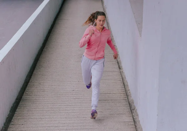 城市体育锻炼过程中年轻健康的女跑步者 — 图库照片