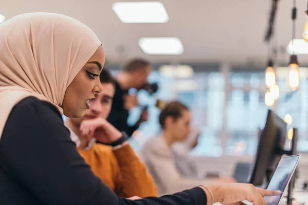 Close Retrato Uma Bela Encantadora Jovem Mulher Com Hijab Olhando — Fotografia de Stock