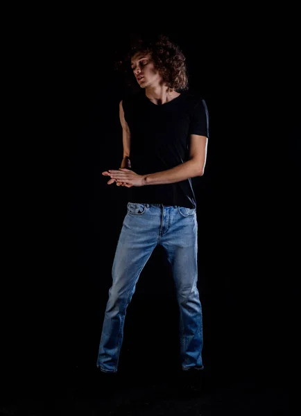 Pemuda Bergaya Hipster Dalam Jeans Denim Biru Modis — Stok Foto