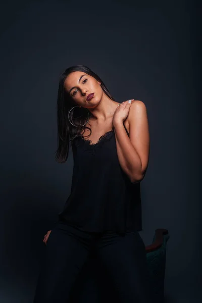 Sexy Morena Con Camiseta Negra Pantalones Negros Posando Borde Superior —  Fotos de Stock