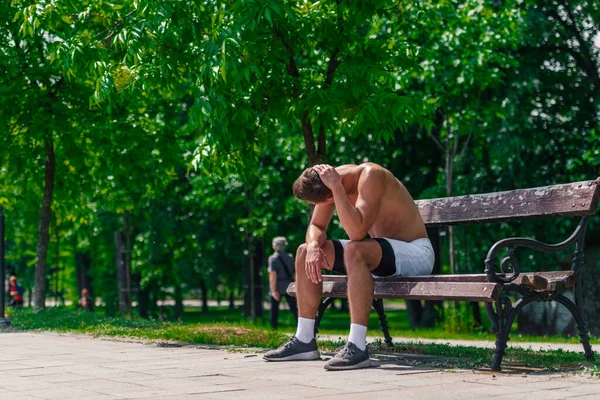 Уставший Красивый Спортсмен Отдыхает Скамейке Парке После Бега — стоковое фото