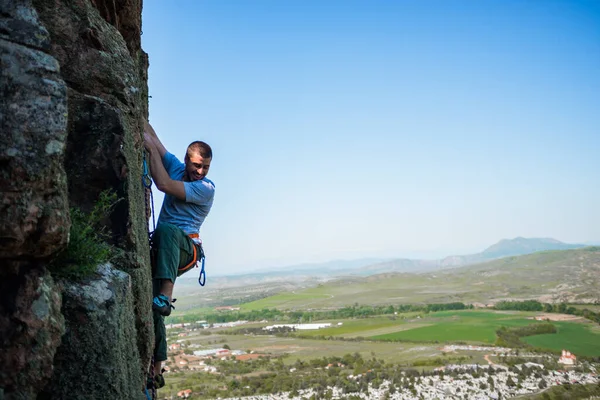 Nsan Zor Bir Tırmanış Rotasının Üstesinden Gelir Bir Kaya Tırmanışçısı — Stok fotoğraf