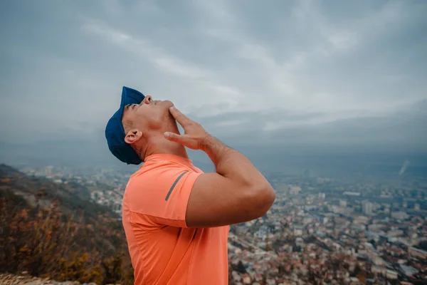 Fit Gespierde Man Draagt Fitness Kleding Voor Bereiden Een Run — Stockfoto