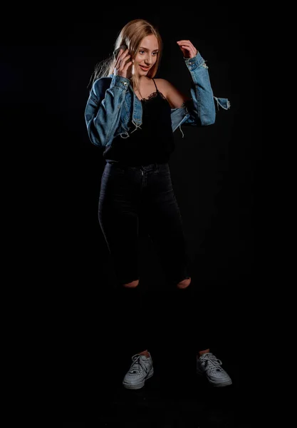 Kroppsfoto Cool Modern Flicka Bär Beskärda Jeans Jacka Och Svarta — Stockfoto