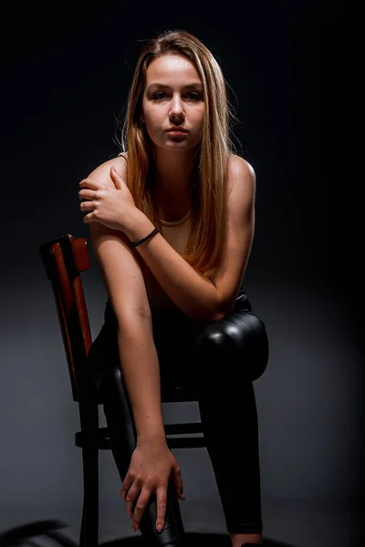 Studio Body Shot Van Een Mode Vrouwelijke Model Poseren Moderne — Stockfoto